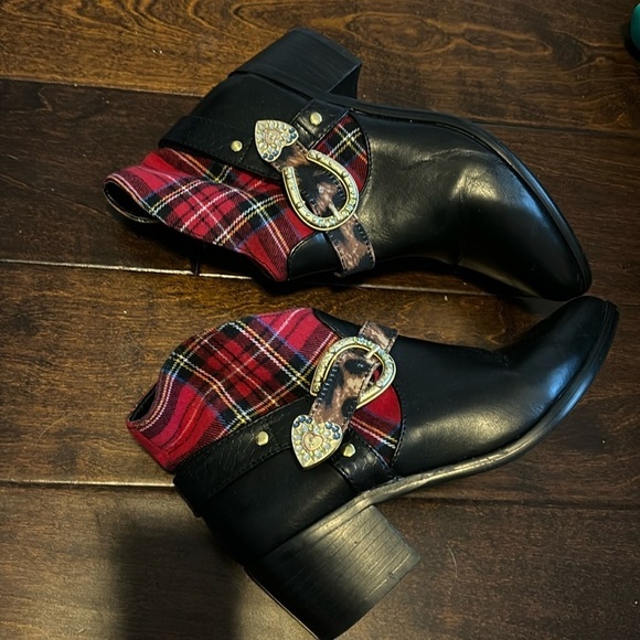 Betsey Johnson Wilma Black Plaid Booties | Gold Buckle | Grunge | Size 6.5 - Picture 2 of 7